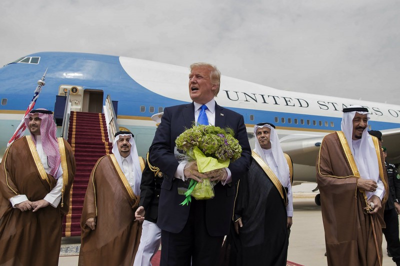 Donald Tramp je, za razliku od svog prethodnika, zauzeo opasan kurs konfrontacije sa Iranom i popravio narušene odnose sa Saudijskom Arabijom. Odbio je da posluša savete da se SAD ne upliću u sunitsko-šiitski konflikt i vratio se starom kursu podržavanja arapskih despota.